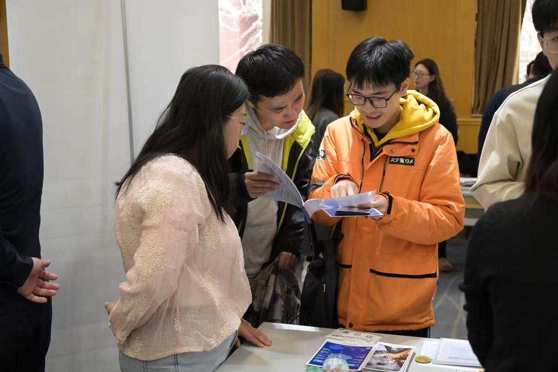 图片包含 桌子, 游戏机, 女人, 站 AI 生成的内容可能不正确。